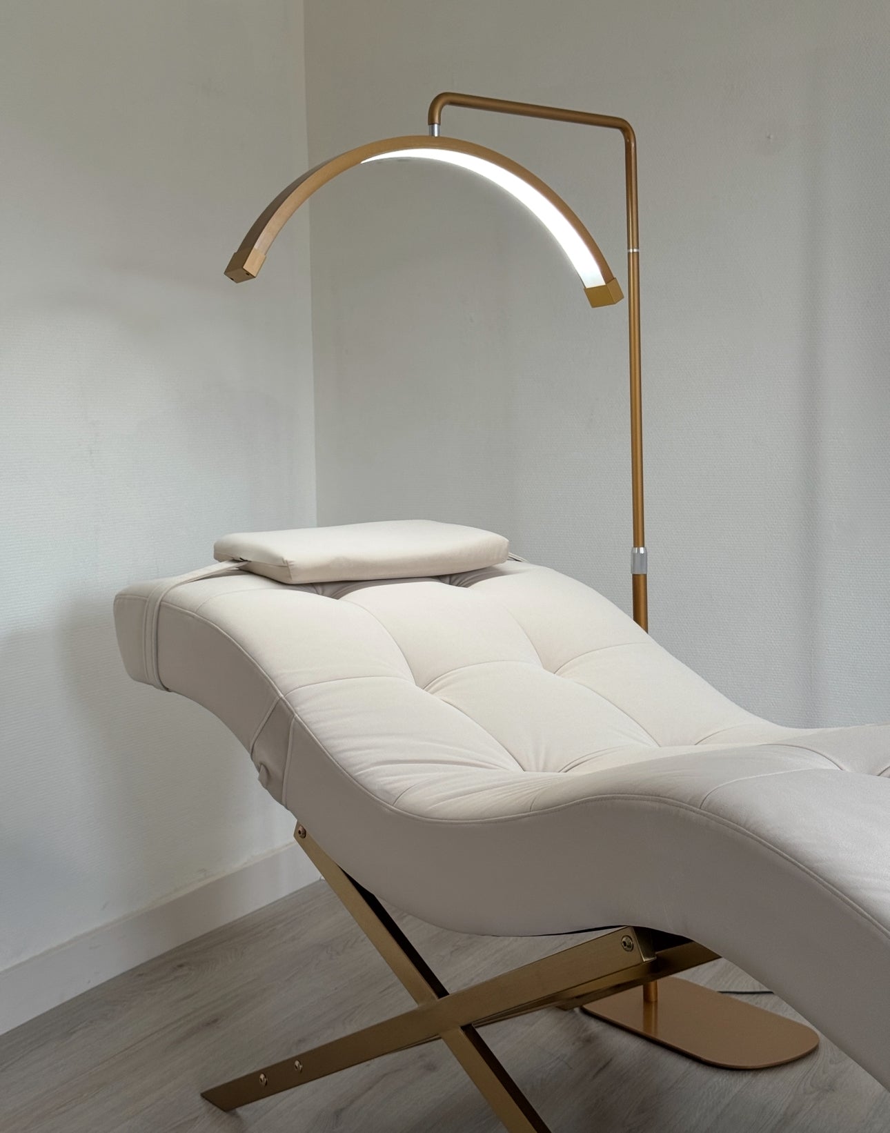 Velvet Light Creme With Gold