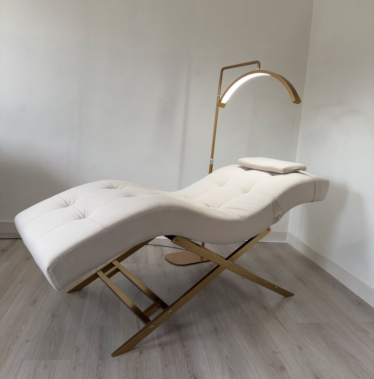 Velvet Light Creme With Gold