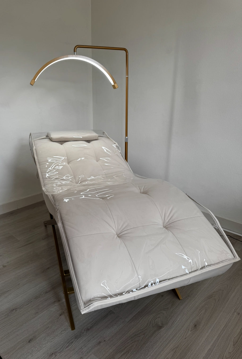 Velvet Light Creme With Gold