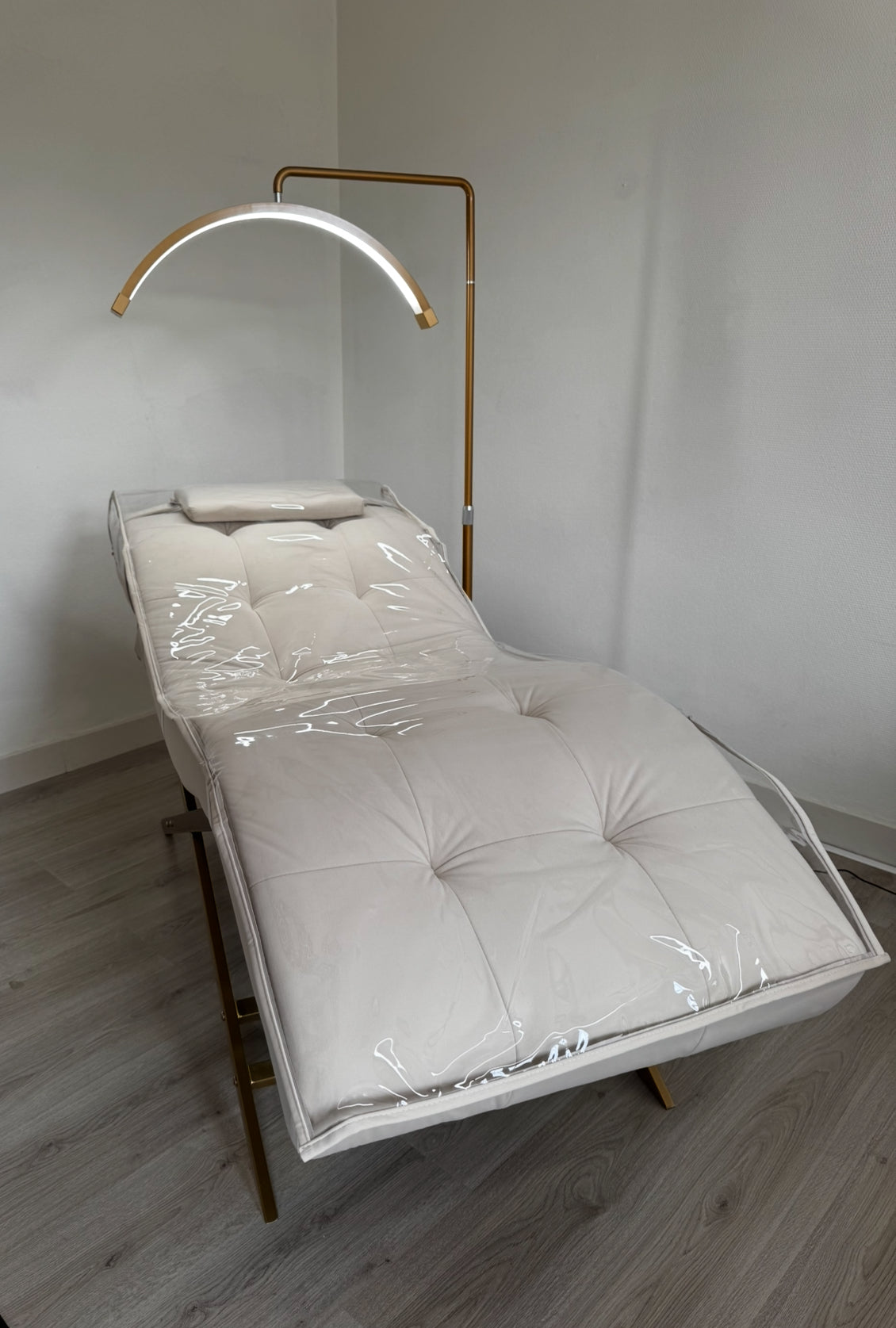 Velvet Light Creme With Gold