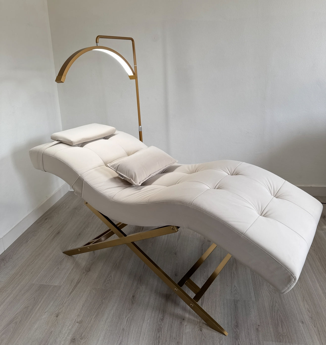 Velvet Light Creme With Gold