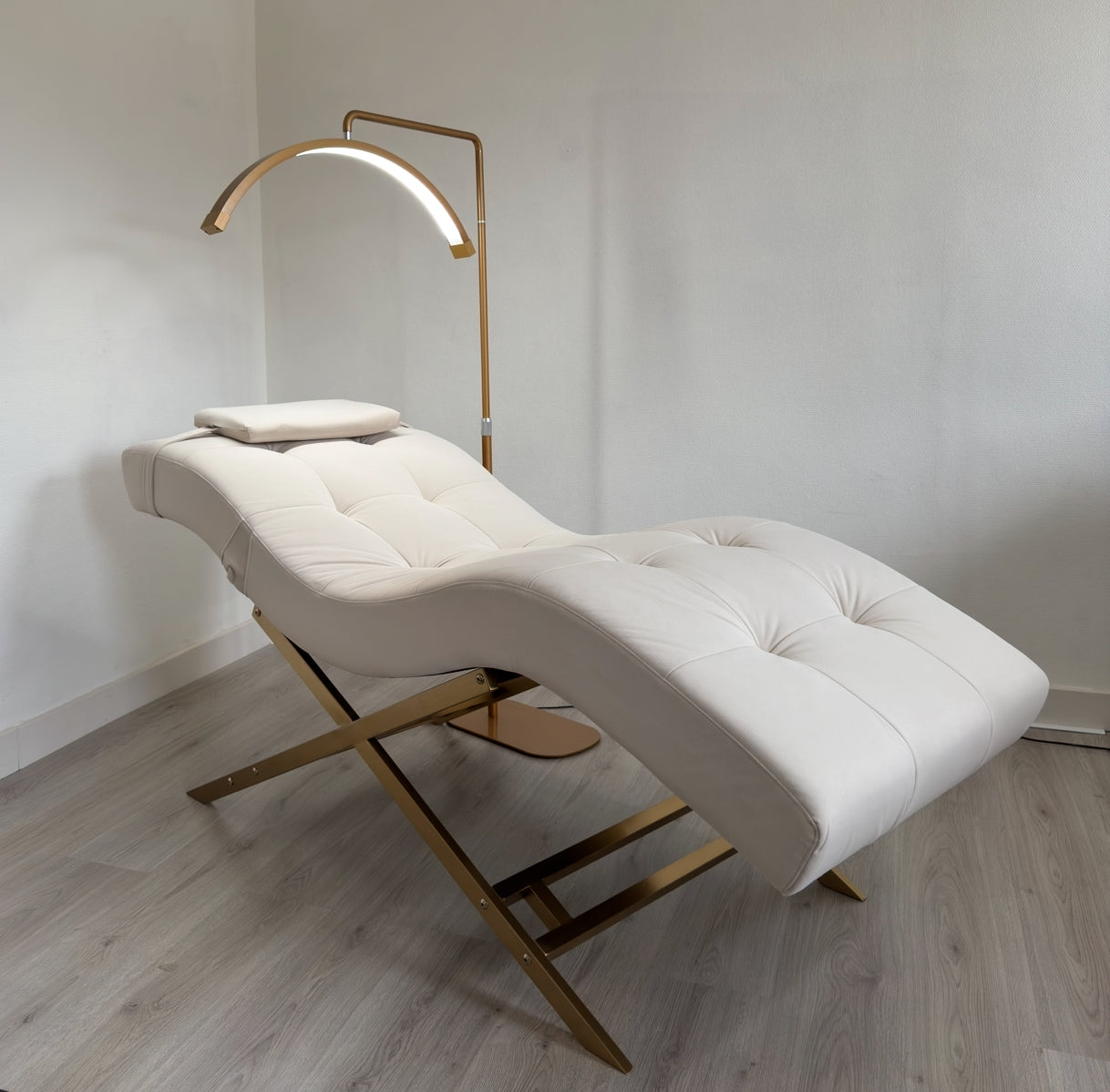 Velvet Light Creme With Gold