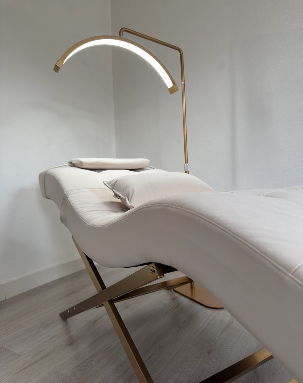 Velvet Light Creme With Gold