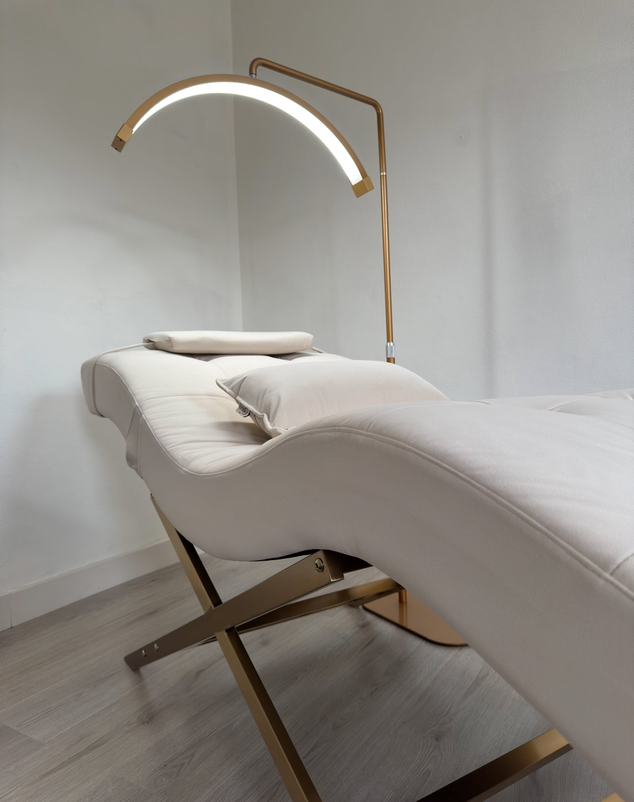 Velvet Light Creme With Gold